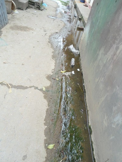 Nước thải vô tư chảy trên lối đi lại trong khu trọ